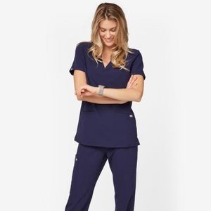 FIGS casma 3-pocket scrub top